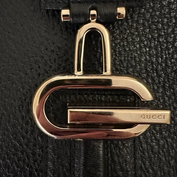 Authenticated Gucci Black Leather Shoulder Bag with Gold Hardware - Picture 3 of 14